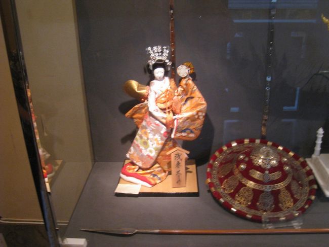 ２階廊下に並べられている日本人形