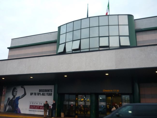 約１時間でベルガモ オリオアルセリオ空港に到着します。<br />やっと明るくなってきましたね。