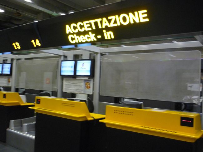 チェックインカウンターですが、朝なのに結構混んでました（写真は混んでませんけど）