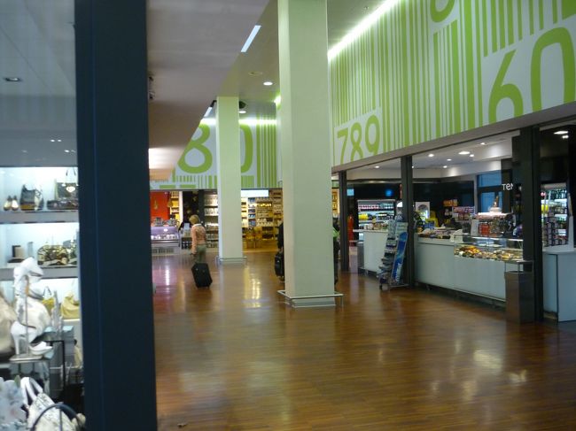 空港内は飲食店やお土産店が結構入ってました。<br />モスクワ（シェレメーチェボ）以上かも･･･！？