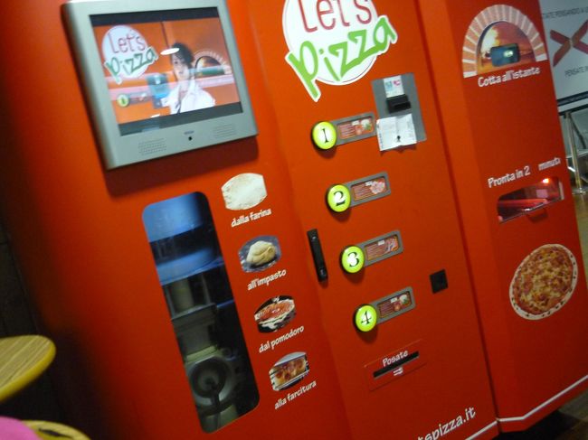 空港内にあったんですが、これなんだと思いますか？<br />ビザの自動販売機ですぜ！！<br />しかもちゃんと生地を焼いて出てくるみたいです！！<br />さすがイタリアというか･･･。<br />自販機のピザ食べたくないべ？