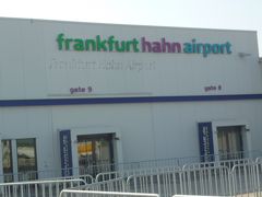 フランクフルトハーン空港着きました！！
（完全にフランクフルトじゃないですけどね。州も違うし軽く120〜130?位は市内から離れてます。）
新東京国際空港以上ですね･･･。