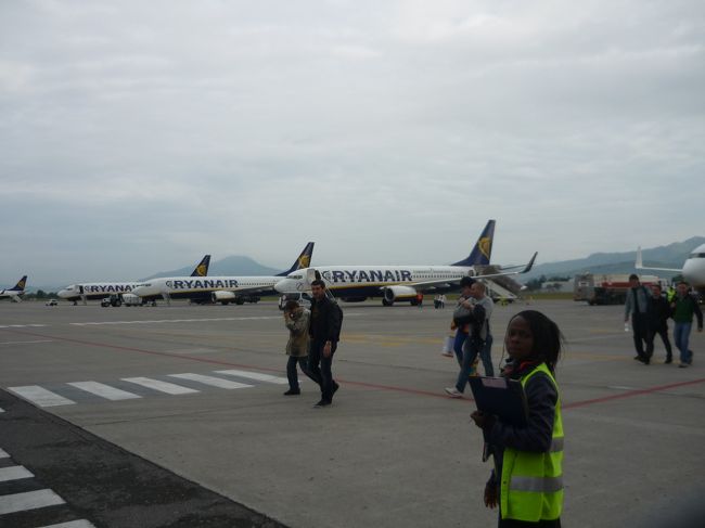 ターミナルから飛行機までは歩きます。<br />