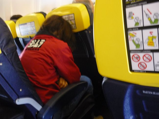 機内はですねー。<br />若干狭いですね･･･。<br />しかもリクライニングできませんので、腰が厳しいです。<br />隣のオノヨーコ似のおばさんは、細い方なんですがこの通りです。<br />関係ありませんが、このオノヨーコさんは何故か「ヨシムラ」って書いてあるブルゾンを着ています。<br />意味分かってるんでしょうか？