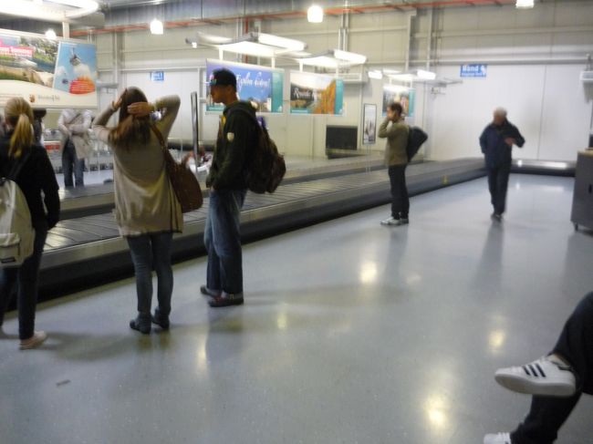 一応預けた荷物はターンテーブルから出てきます。<br />ライアンは荷物の重さによって追加料金を取られます。<br />10?以内で規定のサイズ以内なら機内持ち込みできて、通常の運賃のままでOKですが、私はこの７日間の全荷物持ってますんで追加払って預けました。