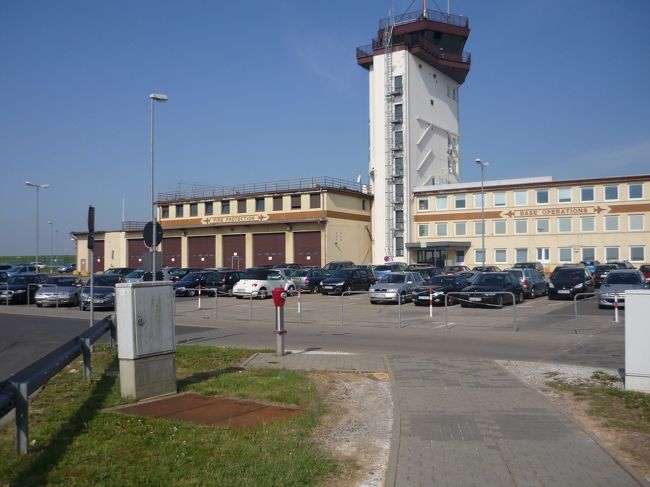 さてハーツでレンタカーを借りてまして、チェックインも終わりました。<br />指定のパーキングへ車を探しに行きます！！