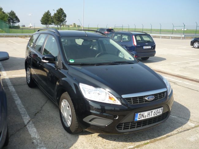 ドイツではこの車にお世話になります。<br />フォードの車なんですが、名前忘れちゃった･･･。<br />ちょっとアクセル踏み込むと軽く120〜130?出ちゃうんですよ。<br />でもマニュアルっちゅーのが、難点。