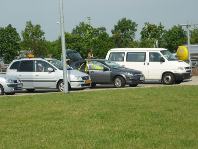 途中のサービスエリアでおしっこ＆昼食（兼朝食）を。<br />まだケルン手前です。<br />おんなじ様にドルトムントサポーターが車でスタジアムへ向かうようです。