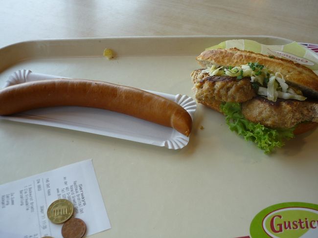 この旅で最初の食事♪♪（機内食は除く）<br />ベタにやっぱりソーセージとハンバーグサンドを頂く。