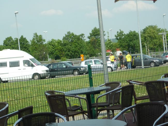 さて出発しようかな、と思って外へ出るとまだ居た。<br />しかも少し増えてるし。<br />ここでみんな合流してドルトムントまで向かうんでしょうね。