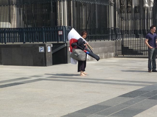 ちょっと日本人発見！！<br />何してんの、君は！？<br /><br />この後ケルンサポーター（サッカーのね）が、旧市街を大挙して練り歩いて行きました。<br />歌いながら♪