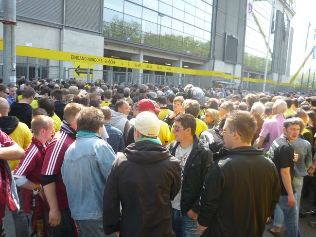 ちょっと待って！！<br />ドルトムントとニュルンベルグのサポーターの軽く言い争い！！<br />まぁまぁまぁ