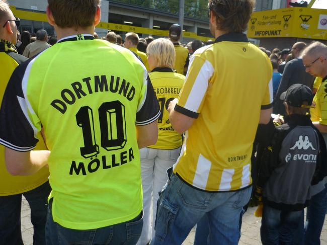 昔のユニフォームの人もたくさん