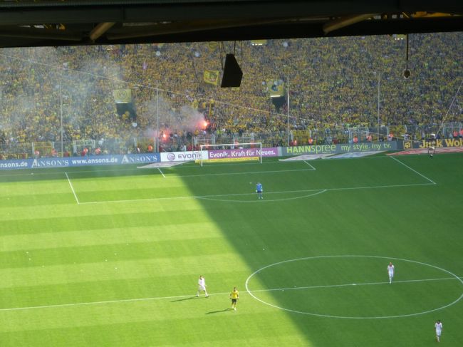 興奮しすぎで、発炎筒燃えてます！！