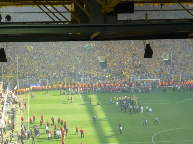 やったー♪♪<br />ブンデスリーガ優勝です！！<br />ホントは香川選手にここに居て欲しかったなぁー。<br /><br />奥のほうに日の丸の揺れています！！