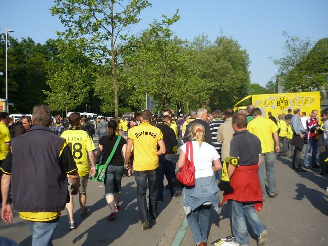 散々叫んだ後、みなさん気持ちよく家路に着きます。<br />ビールがさぞ美味しかったでしょうね〜。<br />（私、運転なので禁酒です。つらい）<br />