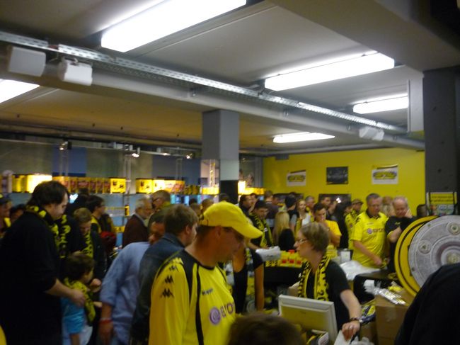 私、そのままファンショップに流れ込みまして、香川選手の名前入りユニフォーム買いました♪<br />ホームの黄色が欲しかったのですが、売れすぎで在庫切れ。チーン<br /><br />アウェイのユニフォームを買いました。<br />それにしても長蛇の列･･･。