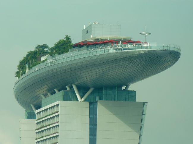 マリーナ・ベイ・サンズの上部をアップで。