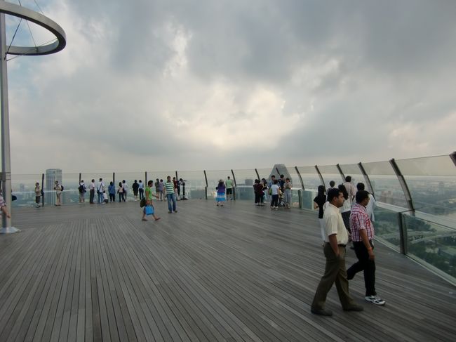 3つのビルの頂上部分にある屋上の船型庭園「サンズ・スカイパーク」へ。<br />（入場チケット売り場とエレベーターはB1にあります。）<br /><br />屋上デッキは思っていた以上に、広い、高い。