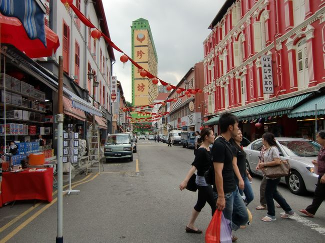 チャイナタウンへ。<br />他の都市のチャイナタウン同様、活気が溢れる街でした。<br /><br />朝から歩き続けたので、ピープルズ・パーク・センター内にあるフットマッサージで疲労回復。<br />このセンター内には、たくさんのマッサージ店があるので、上手く利用しましょう。