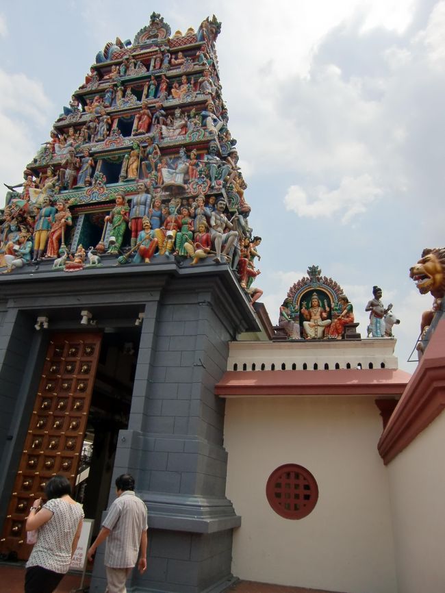 ヒンドゥー教の寺院「スリ・マリアマン寺院」。<br /><br />チャイナタウンの中で、ここだけ特に異様な雰囲気を醸し出しています。