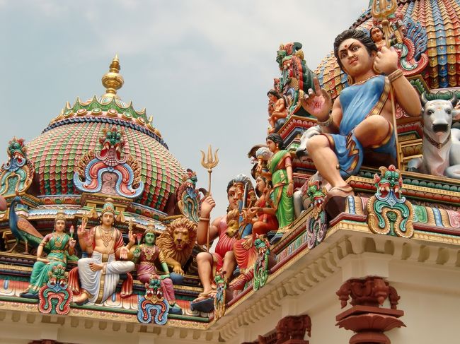 極彩色に塗られたヒンドゥー教の神々、動物などの像が見事です。<br />（内部の写真撮影には3ドル必要です。注意しましょう。）