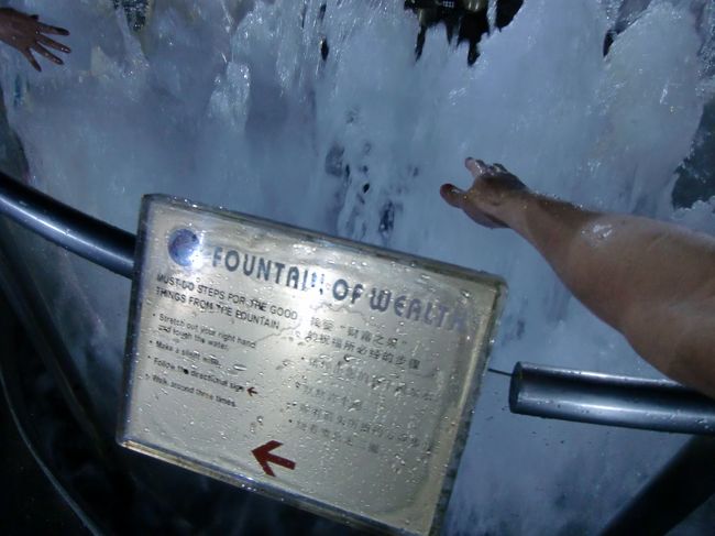 直接、噴水に触ることもできます。（時間にもよりますが。）<br />願い事をしながら右手で噴水を触りつつ、周囲を3周すると願いが叶うと言われています。<br /><br />アラフォーシングルトラベラーの願いはただ1つ。<br /><br />Somebody marry me, pleaseeee!!!