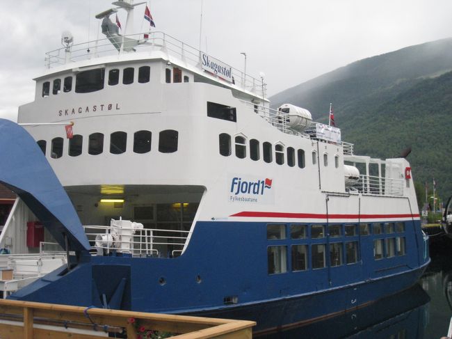 この船でソグネフィヨルドクルーズへ。<br />