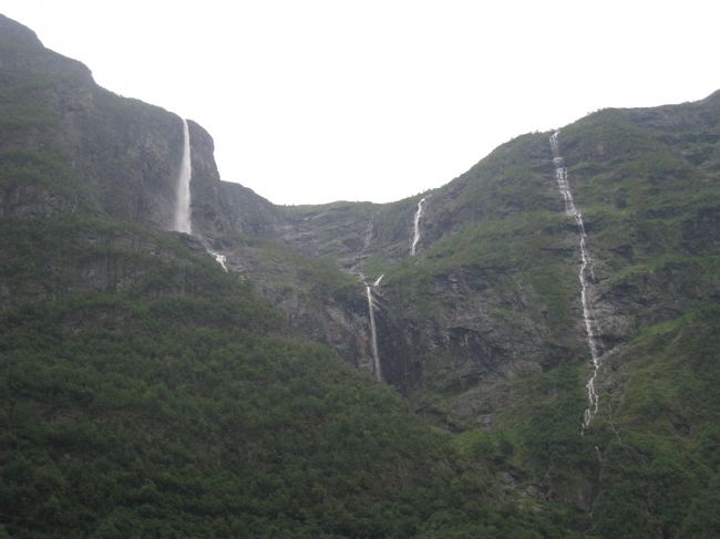 終点にくると滝がみえます。<br /><br />クルーズの最中もいくつかの滝をみることができますが、この時期（6月後半〜7月）の水量が一番多いので迫力もあるとのことでした。