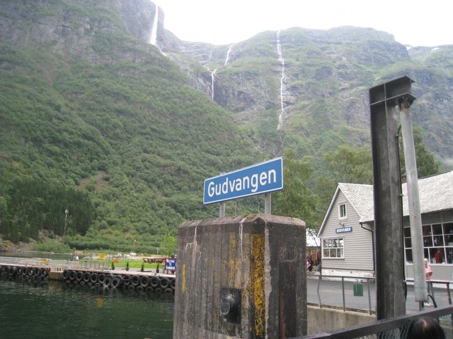 11：10　グドヴァンゲン到着。<br /><br />バスでフロムまで再度戻りランチとなります。