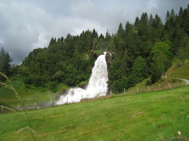 2009年7月25日（6日目）<br /><br />旅もいよいよ終盤に入り、この日はノルウエー観光の実質最終日となります。<br /><br /><br />9：00ホテルを出発しベルゲンへ向かいます。<br /><br />途中『スタインスダールの滝』によりました。ものすごい水量に圧倒されます。