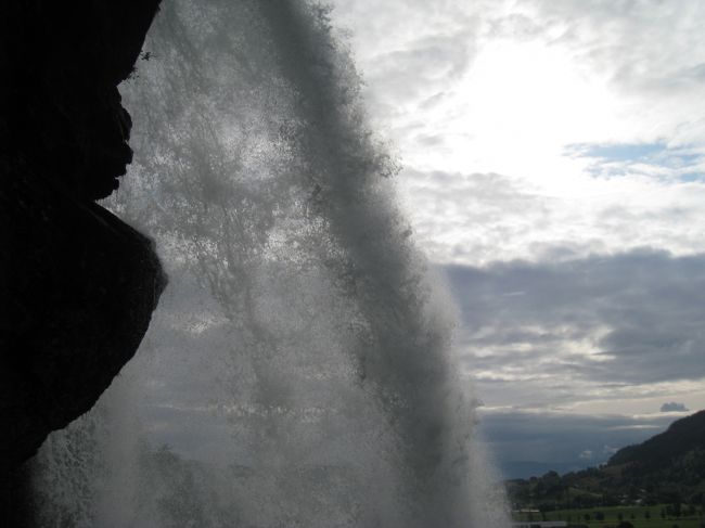 滝の裏側に歩道があるので歩くことができます。