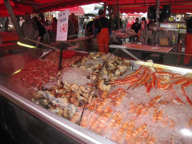 『魚市場』<br /><br />新鮮です。<br />サーモンやエビのオープンサンドが味わえます。