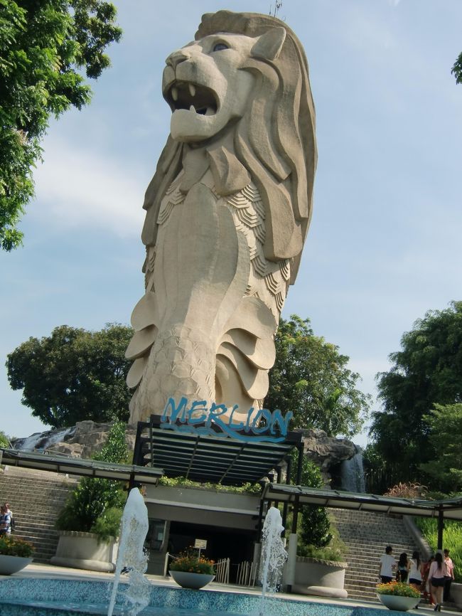 ここにもいました、マーライオン。<br /><br />内部に入ることができ、口や頭上から遠くを眺めることができます。