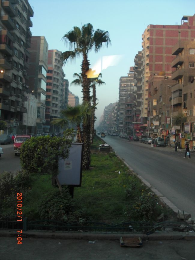 朝５時ころ、ギザ駅に到着 <br /><br />予定よりちょっと早すぎましたが <br />いったん、ホテルへ。 <br />１日目に泊ったアマランテピラミッドホテル。 <br /><br />初日にスタッフの間違いで、 <br />早くモーニングコールをしてしまったお詫びに <br />コーヒーor紅茶のサービス♪ <br /><br />皆で、大喜び♪ <br /><br /><br />しばらくして、またバスでピラミッドへ向けて出発しま〜す。