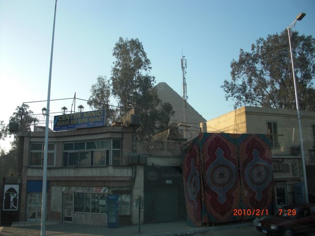 バスを走らせると、ピラミッドが少しずつ見えてきました!<br /><br />ドキドキします！