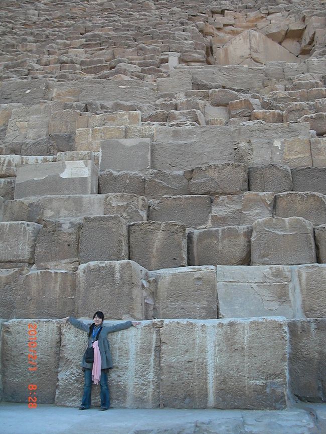 ミドさんのおかげで　アブシンベルに続き、再び１番乗りです！<br />貸切ピラミッド〜。<br /><br />こんな大きな石を、よくもこんなに積み上げました！！ <br />旅行前にやっていたテレビ番組で、１番有力とされている<br />ピラミッドの作り方をやっていて、なるほど〜って思いながらも<br />良く作ったなぁ〜・・・