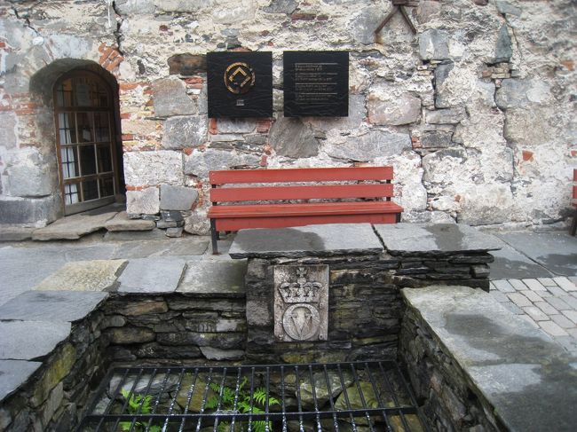 広場にある井戸。<br /><br />井戸のところに紋章があるのがわかりますか？<br />この紋章はオーラブ五世の紋章だそうです。<br />井戸に投げられたコインが『ブリッゲン』保存のための寄付になるとのこと。