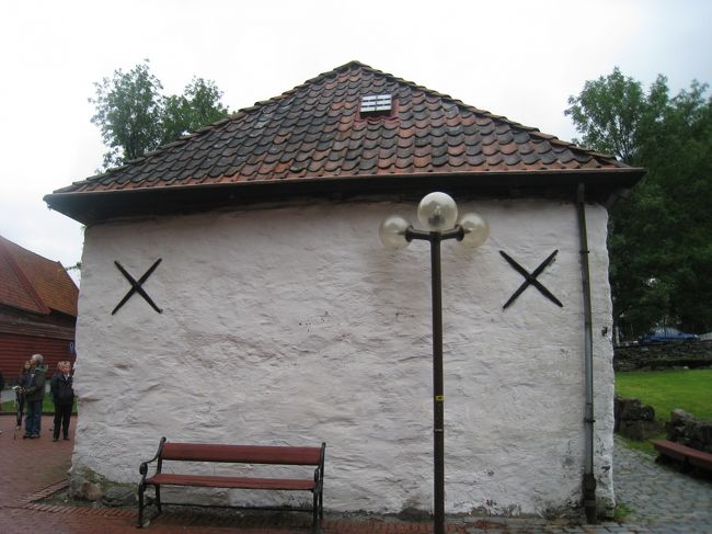 この漆喰の建物は、ブリッゲン最古の建物。<br /><br />今はアートスクールとして使われているようです。