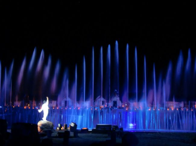 夜のセントーサ島の催しで、これを外すことはできません。「ソングス・オブ・ザ・シー」。<br /><br />砂浜と海上を舞台とした、ミュージカル仕立ての光と噴水と音楽のショー。（約25分）<br /><br />人気のショーなので、入島時にチケットブースでチケットを購入し、早めに会場に来て良い席に座りましょう。