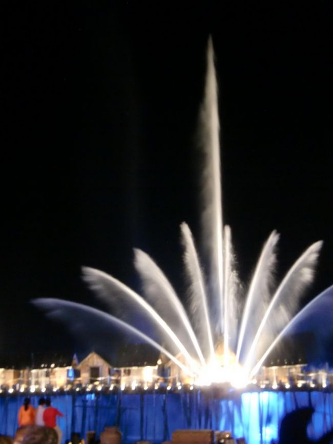 噴水と花火が炸裂しまくり、盛大なフィナーレを迎えます。