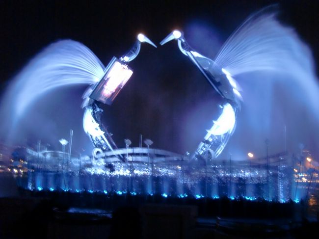 シロソ・ビーチ側からハーバーフロント側へ移動し、今度は大型クレーン2台とCGと水を使った「クレーン・ダンス」を楽しみました。<br /><br />暗闇で繰り広げられる、巨大「鶴の舞」。<br />迫力があります。