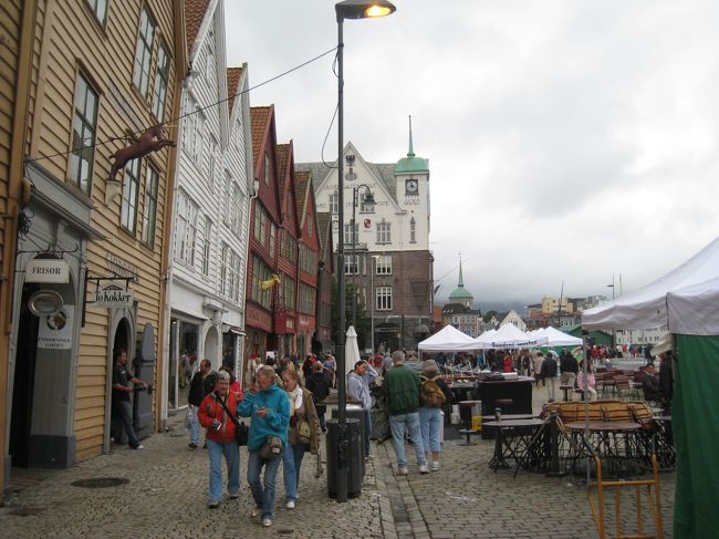 メイン通りはにぎやかです。<br /><br />このあと『フロイエン山』の山頂からの景色をみるためにケーブルカー乗り場へ向かいます。