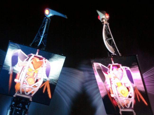 胸の部分に大きなCGを映し出し、水で翼を表現しています。<br /><br />暗い夜空に舞う鶴は、芸術品と言っても過言ではありません。