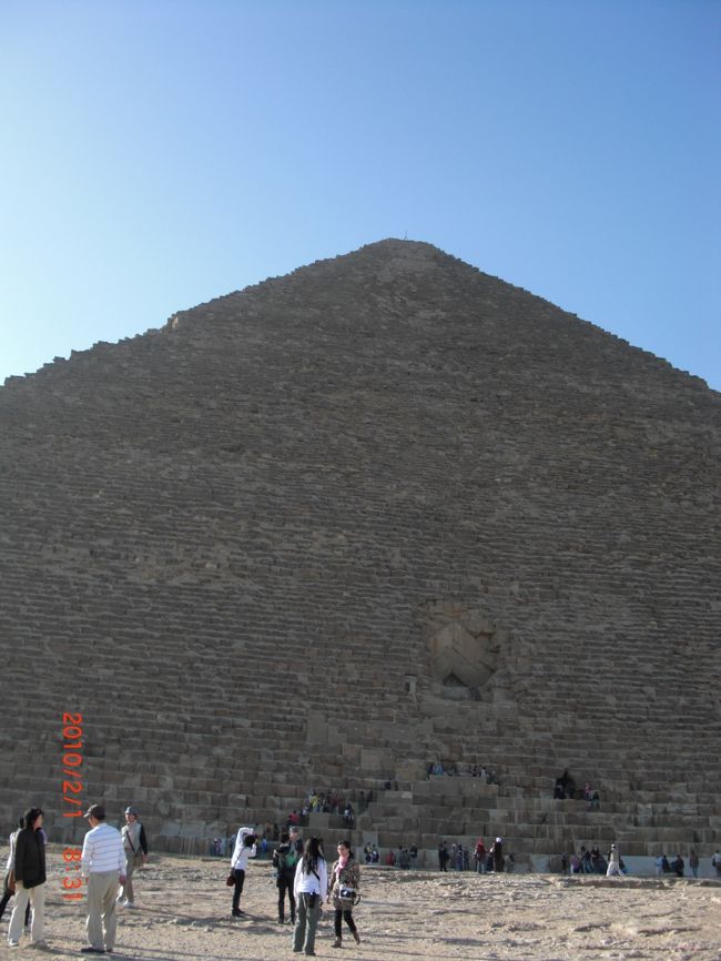 上の穴が、本来の入口。 <br />観光用の入口は盗掘されたときに作られました。 <br /><br />中は、写真撮影できません。カメラは入口でガイドさんに預けました。<br />ガイドさんと添乗員さんは、キツイから行かないって。<br /><br />確かに、足腰弱い人はキツイです。<br />途中体格の大きな欧米人とすれ違いましたが、はぁはぁ行ってました。 <br /><br />中は、非常に狭く、天井も低い。 <br />常に中腰で坂道をひたすら、登っていくと <br />重力軽減の間と呼ばれる所へ。 <br /><br />その坂道をひたすら上ると、そんなに大きくない部屋に出る。 <br />そこには、空の石棺がありました。 <br />小さなライトを持っていくといいです。<br /><br />ガイドさんと添乗員さんいわく <br />密閉されたこの部屋に、混んでる中入ると、 <br />体臭とか、香水とかさまざまな臭いがヤバいらしい（笑） <br /><br />確かに、キツイ坂道で汗かくし <br />ピラミッドの中は、そんなに通気良くないし。<br /><br />ピラミッドから出てきたころには、すごい人。 <br /><br />先に買ってくれて、１番乗りで入らせてくれて、ミドさんありがとう！！ <br /><br />