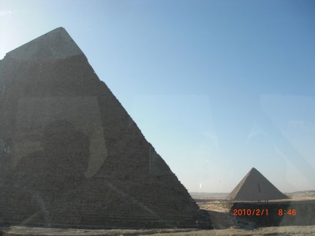 １番乗りで快適に見学をした後、再びバスに乗ってカメラスポットへ。<br /><br />メンカウラーのピラミッド（奥）と化粧石がまだ残っているカフラー王のピラミッドを横目に３大ピラミッドを見渡せる場所へ！