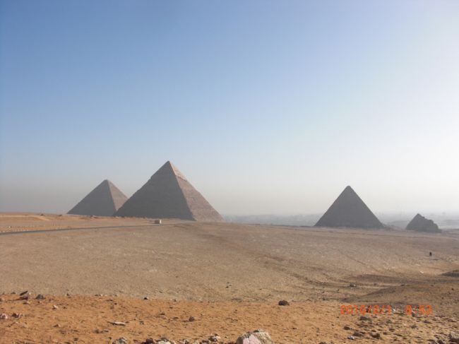 ツアーバスが沢山停まっている、有名なスポット。<br />こういう所って、ちょっと危険な香り…<br />スリとかに会わないように、気を付けて。