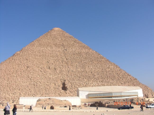 カフラー王のピラミッドの前で「カメラマン」ってカタカナで書かれたＴシャツを着た、現地ガイドさんのお友達に集合写真を撮ってもらう。<br />ふざけた格好をしていたけど、なかなかの腕前でした☆。<br />わざわざ、時間外に朝早く来てくれたんだって。