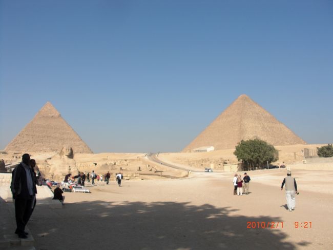 ３大ピラミッドのカメラポイントから <br />バスで２分くらいの所に <br /><br />スフィンクス！ <br /><br />すご〜〜〜〜。 <br />スフィンクスって、ピラミッドのすぐ下にあるんだと思ってた。<br />意外に距離があるんですね。<br /><br />…で、皆が気になる（？）これ…