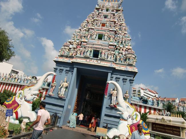 2011/5/7 Sat.<br /><br />シンガポールの観光最終日は、ディープな街巡り。<br /><br />ホテルをチェックアウトし、スーツケースを預け、リトル・インディアへ。<br /><br />スリ・ヴィラマカリアマン寺院、スリ・スリニバサ・ペルマル寺院、スリ・バダパティラ・カリアマン寺院などのヒンドゥー教寺院を見学。